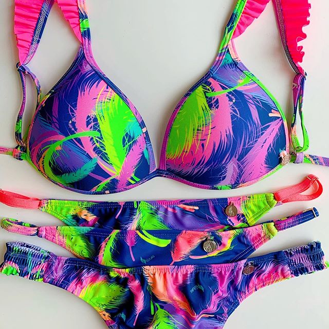 bikini estampada con plumas fluor Alitas bikinis verano 2021