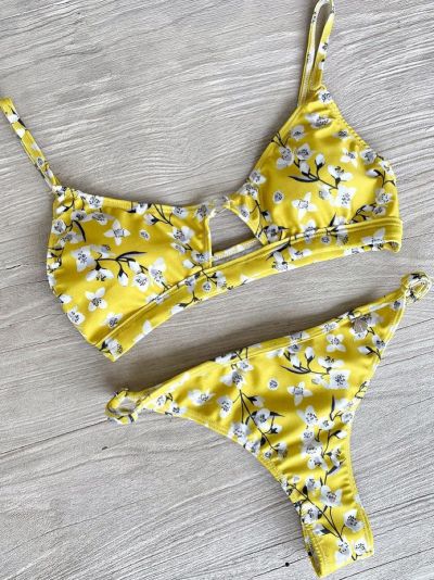 bikini amarilla floreada