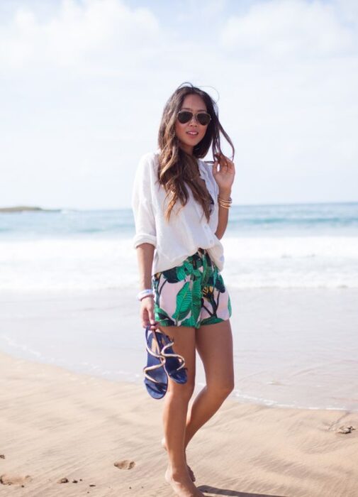 Outfits playa con short estampado tropical